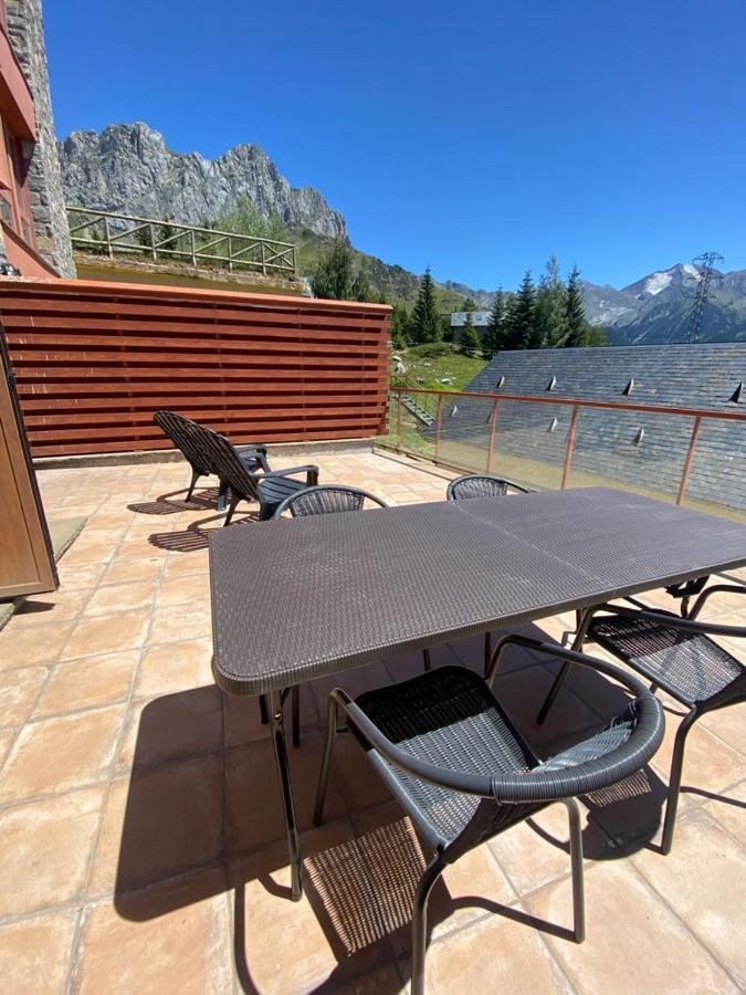 Bajo Con Terraza Y Vistas A Las Montana En フォルミガル エクステリア 写真